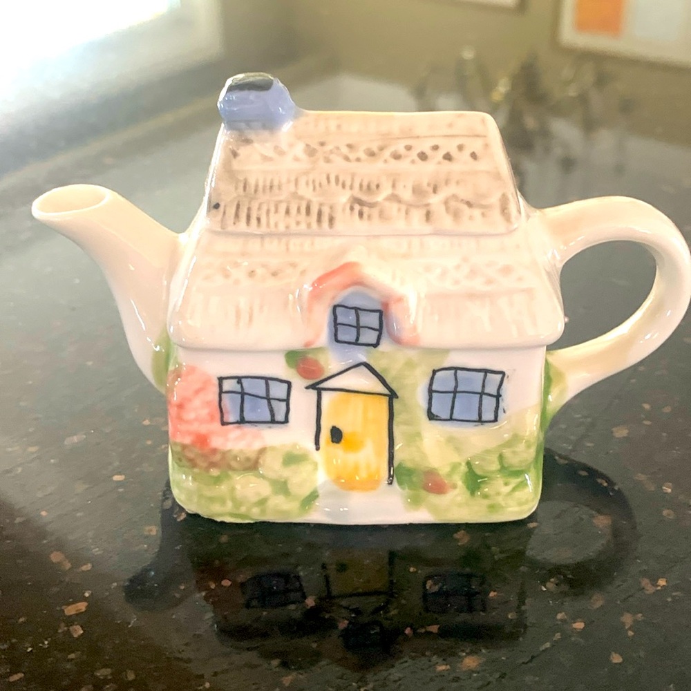 Mini ceramic house teapot